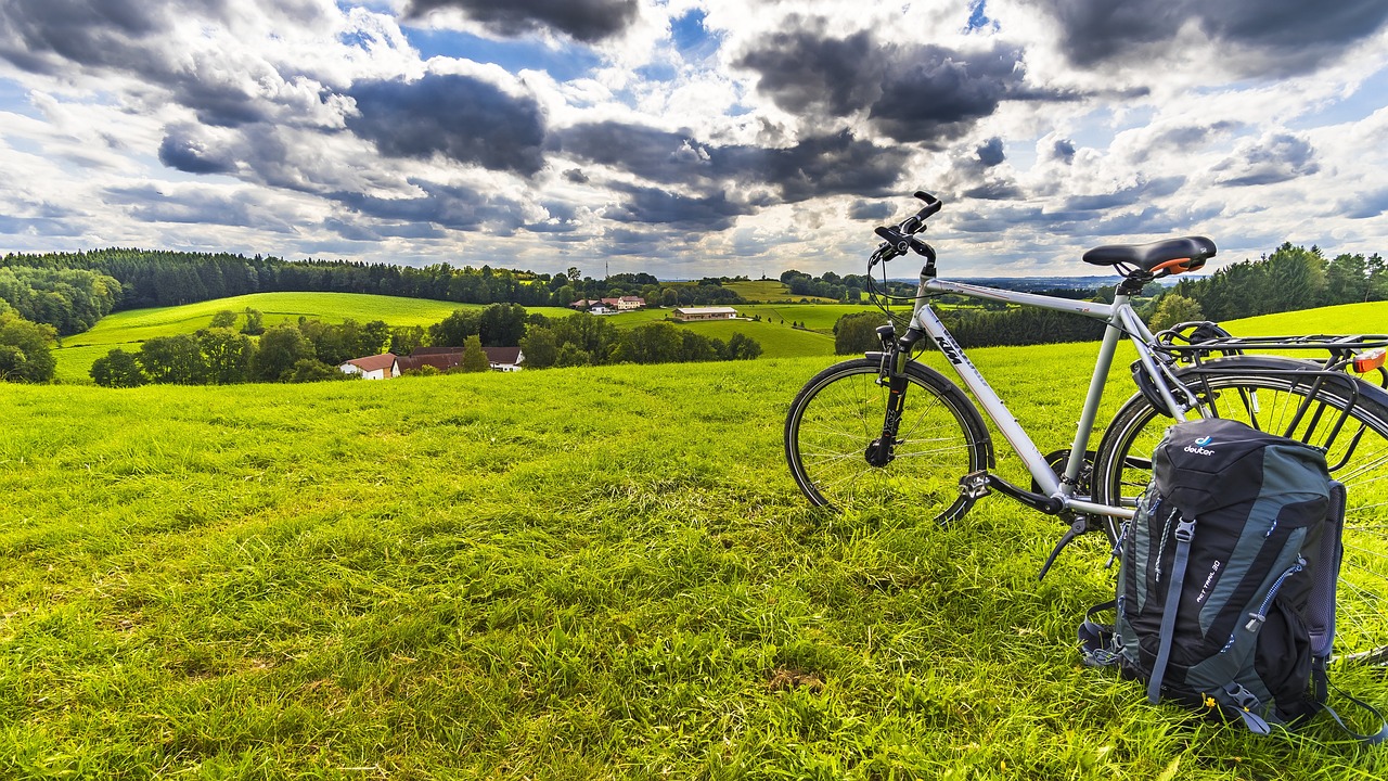 Fahrrad mit Sattelrucksack steht auf einer schönen, grünen Wiese